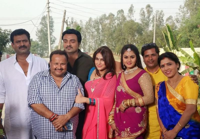 UP के इस छोटे से गांव में एक साथ 6 भोजपुरी कलाकारों ने रचाई शादी, वजह बेहद चौकाने वाली