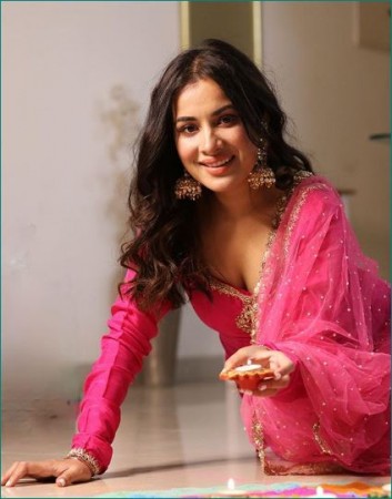 Punjabi singer Sara Gurpal celebrates Diwali in this style
