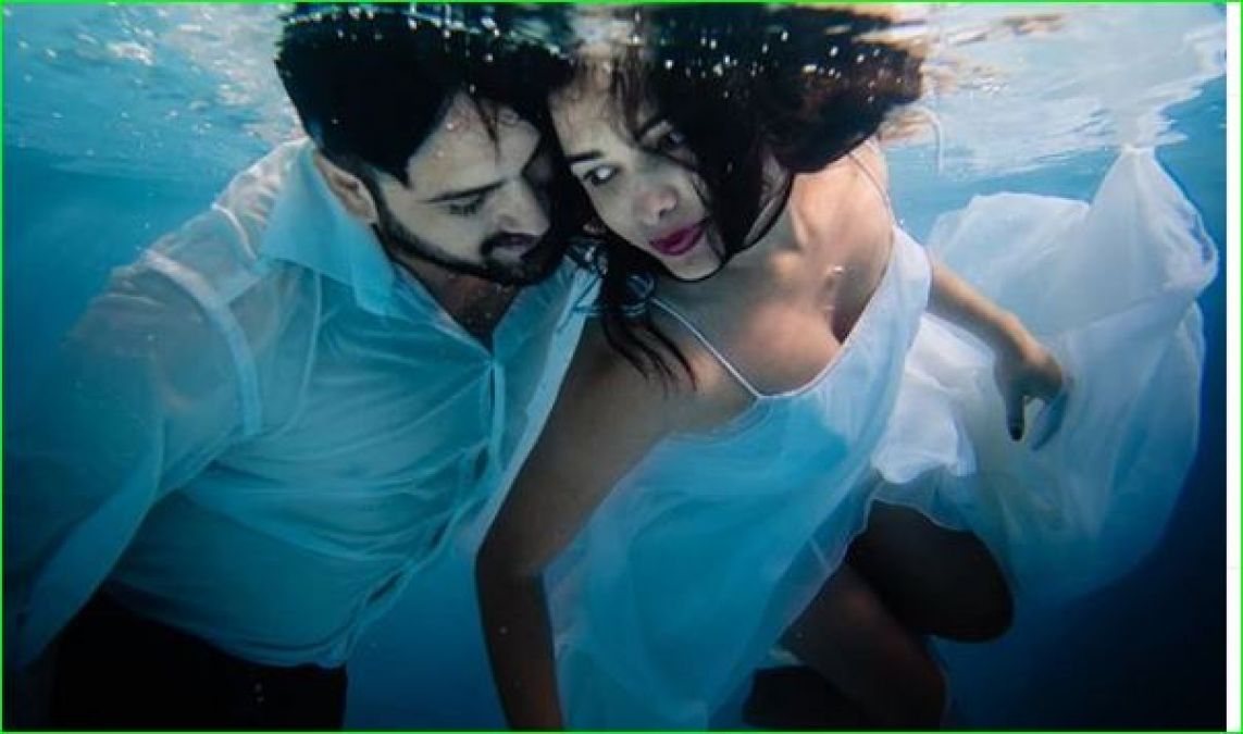 Hot couple of Marathi cinema got an underwater photoshoot, pictures going viral