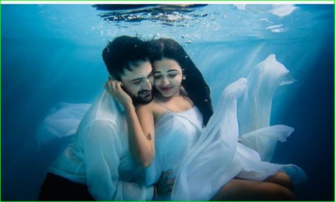 Hot couple of Marathi cinema got an underwater photoshoot, pictures going viral