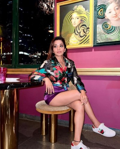 Monalisa struck current in a purple mini skirt, the video stunned the fans