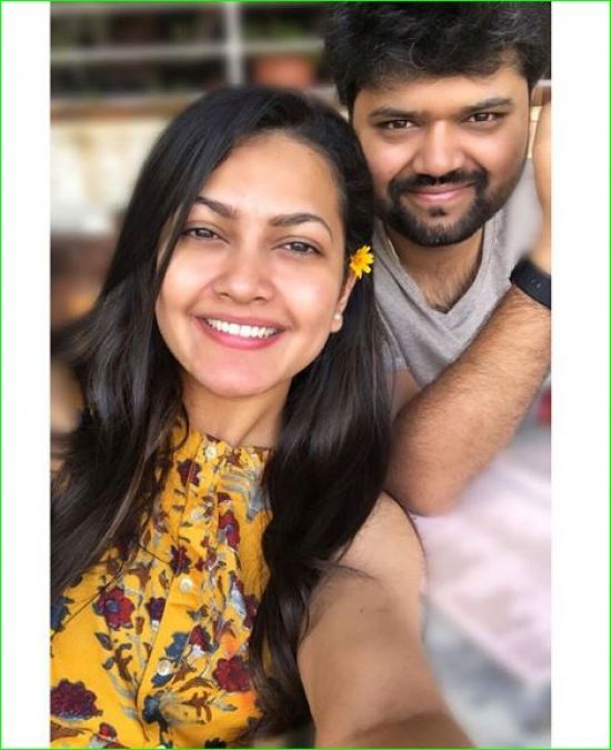 This Marathi singer is enjoying vacation with husband, Check out photos here
