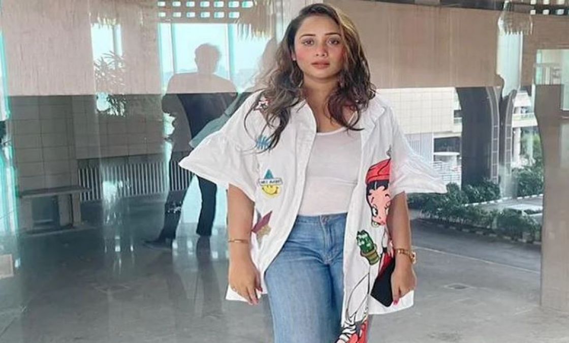 Fans go crazy for Rani's beautiful style at airport