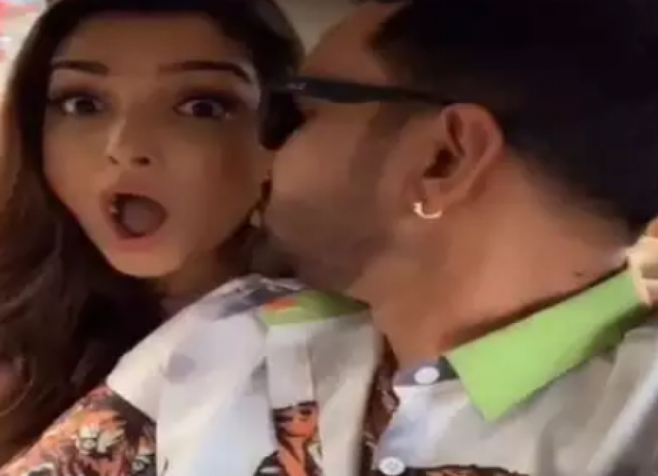 Nirhua kisses Amrapali Dubey in car, fans got shocked after watching the video