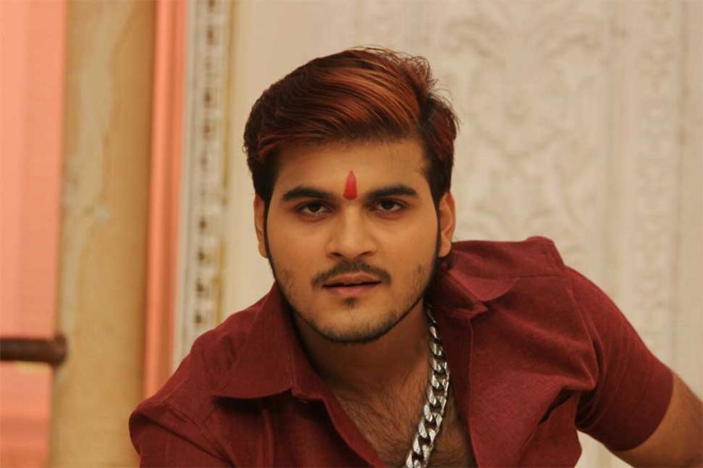 Arvind surprised to see this person on the sets of Bhojpuri film 'Shubh Ghadi Aayo'