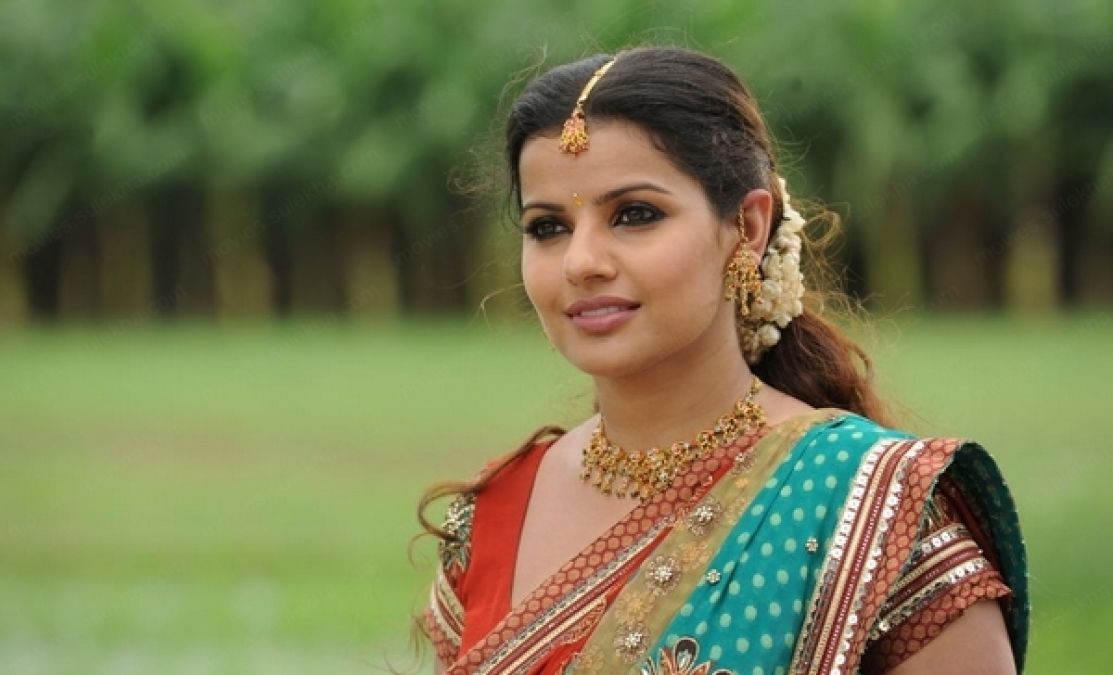 Bhojpuri actress Madhu Sharma flaunts in saree, fans praised