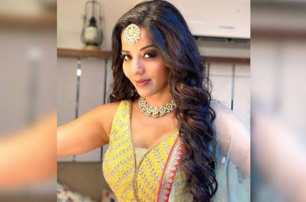 Bhojpuri actress Monalisa wreaks havoc on Internet with her latest dance video, Watch here
