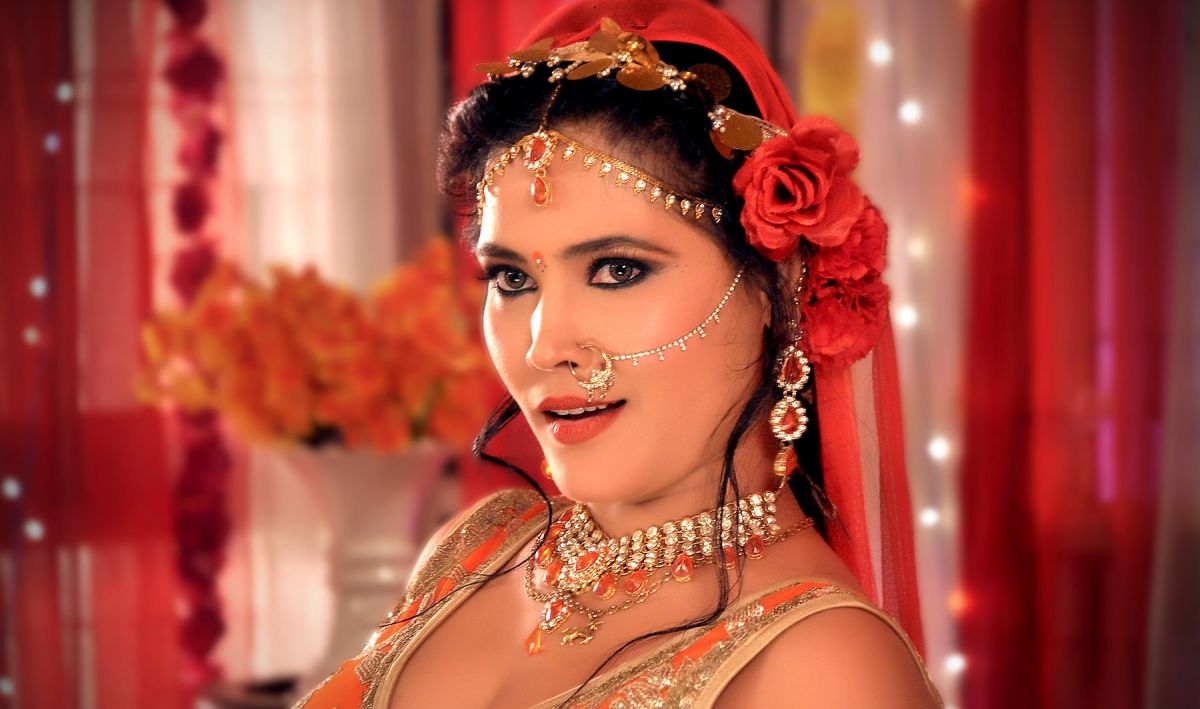 Bhojpuri actress Seema Singh's sexy dance is creating a ruckus, watch the video here