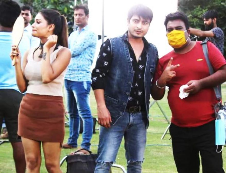 Shooting of '1 Chailla 6 Laila' started, these photos surfaced from the set