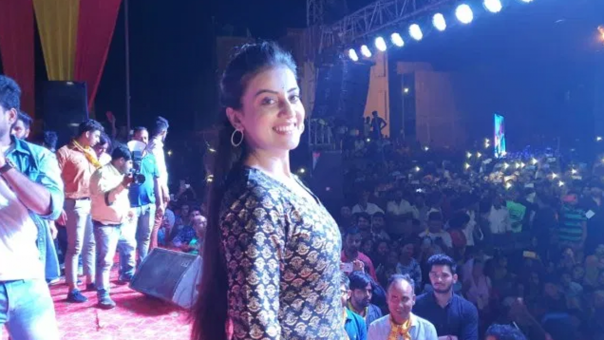 Akshara Singh set the stage on fire with her dance, fans cheered in this way
