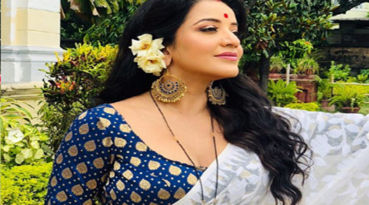 Monalisa romances with Pawan Singh in the bedroom