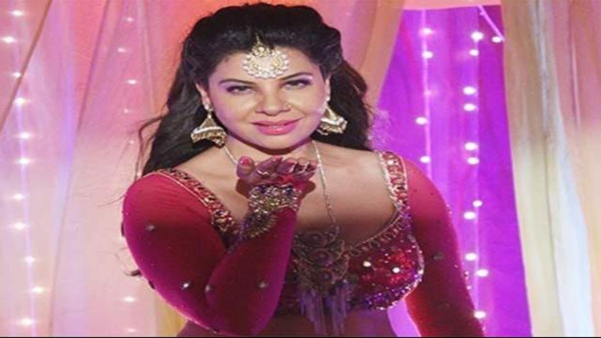 'Amrapali Dubey' did a hot dance with this actress, watch the video here!