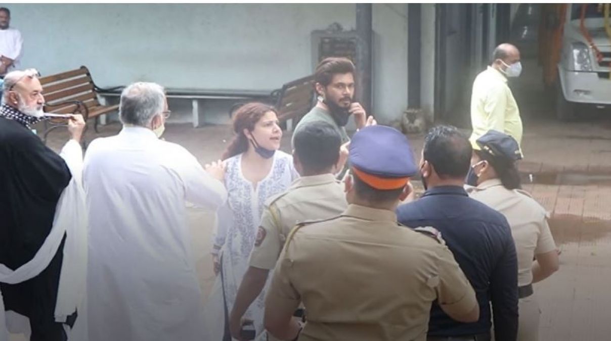 At Sidharth Shukla's funeral, this famous actress scuffle with police, video goes viral