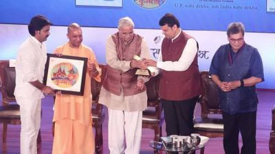 CM योगी ने किया भोजपुरी सुपरस्टार पवन सिंह को सम्मानित