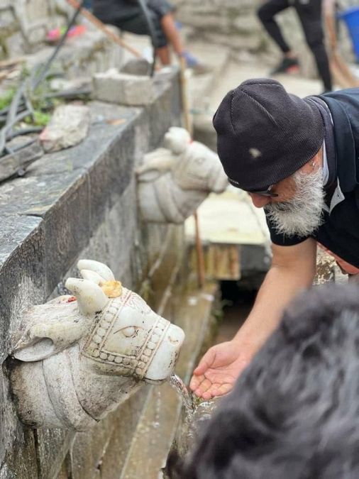 बाइक यात्रा पर बद्रीनाथ और केदारनाथ मंदिर पहुंचे अजित कुमार