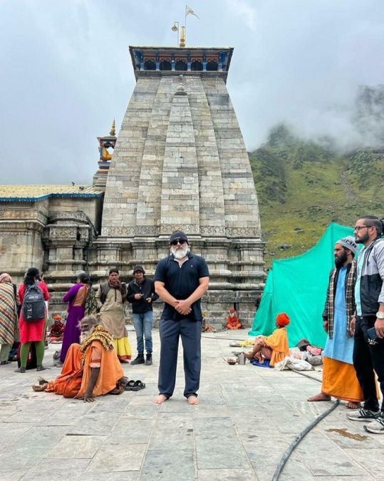 बाइक यात्रा पर बद्रीनाथ और केदारनाथ मंदिर पहुंचे अजित कुमार