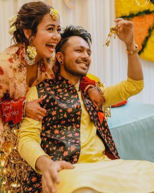 Neha Kakkar gave such gift to Brother Tony, 