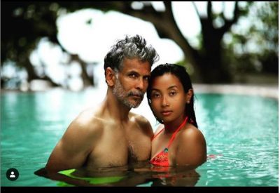 स्विमिंग पूल में रोमांटिक अंदाज में अपनी 26 साल छोटी पत्नी संग यूँ नजर आए मिलिंद सोमन