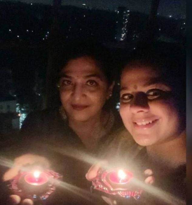 TV actress Rucha Gujarati lit lamps in balcony to support PM Modi