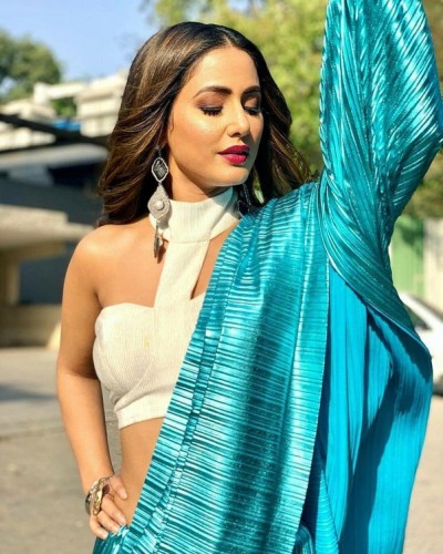 Hina Khan comes forword to help a woman and her kids with basic essentials