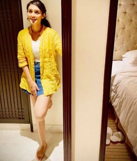 Actor Pankhuri Awasthi completes 'Girl in yellow' Challenge