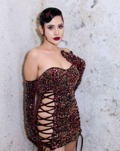 उर्फी जावेद ने पार की हदें, बनाई सेफ्टी पिन से अनोखी ड्रेस, देखकर लोग बोले- 'फैशन की 12 बजा दी'