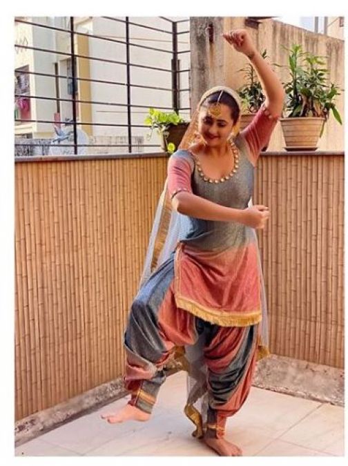 Rashmi Desai seen performing Gidda dance at home