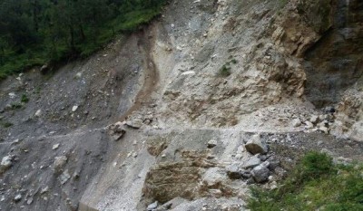 रुद्रप्रयाग-गौरीकुंड हाईवे बंद, पहाड़ी से गिर रहा मलबा और पत्थर
