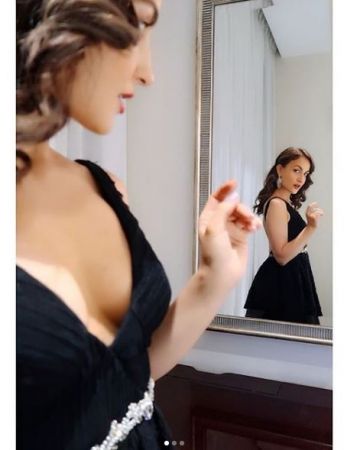 ब्लैक डीप नेक ड्रेस में एली अवराम ने दिखाए अपने सेक्सी क्लीवेज