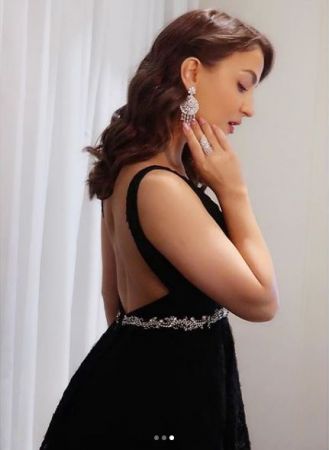 ब्लैक डीप नेक ड्रेस में एली अवराम ने दिखाए अपने सेक्सी क्लीवेज