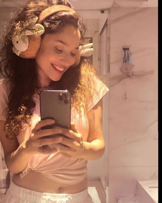 Ankita Lokhande creates ruckus by sharing mirror selfie
