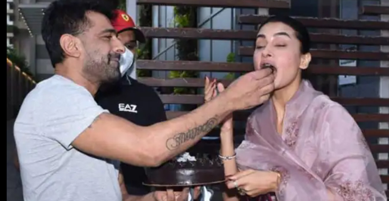 Eijaz Khan kisses Pavitra on birthday, photos  viral
