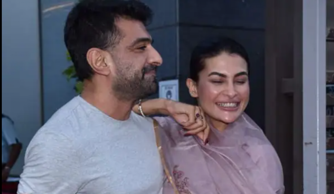Eijaz Khan kisses Pavitra on birthday, photos  viral