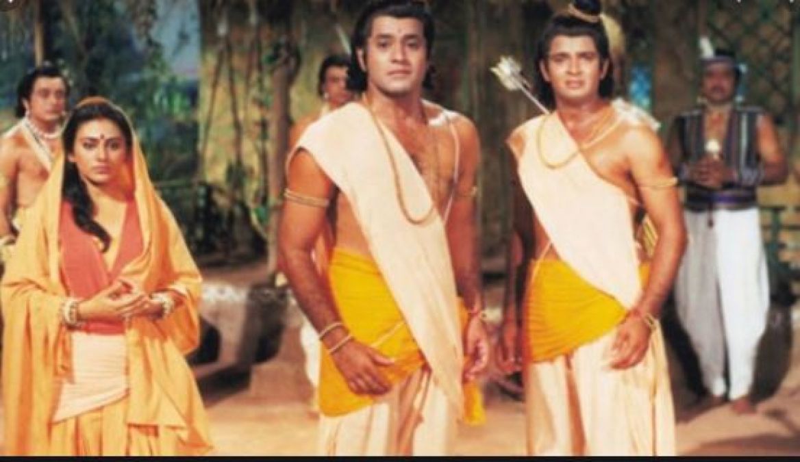Rajiv Gandhi honored cast of Ramayana