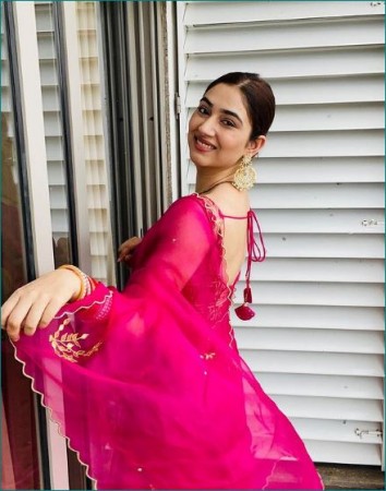 Disha Parmar seen wearing Chura in a pink organza saree