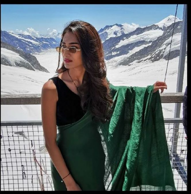 Mr Bajaj's wife's saree photos are getting viral; see here!