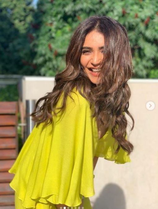 Karishma Tanna's latest photoshoot in One Piece will see bring the eyes to halt!