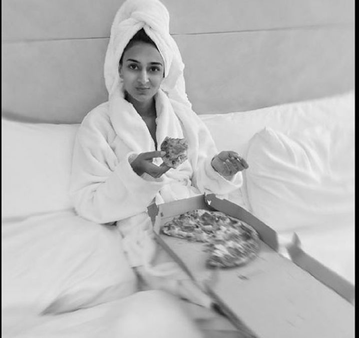 Erica was seen eating a pizza wearing a bathrobe before getting ready!