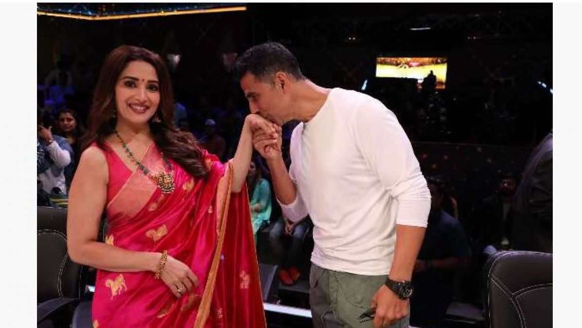 During the film promotion on the set of Dance Deewane, Akshay did such work with Madhuri Dixit!