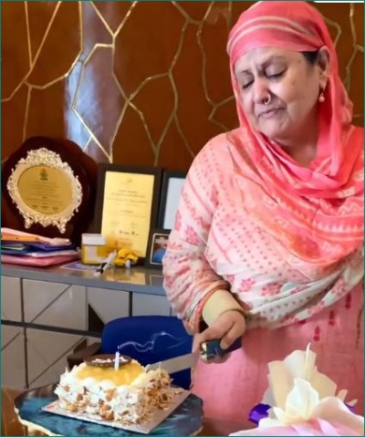 VIDEO: हिना खान ने मनाई पिता की बर्थ एनिवर्सरी, माँ ने रोते हुए काटा केक