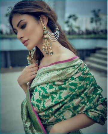 Mouni Roy shares pictures wearing a saree without blouse