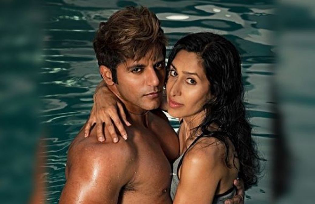 This actor Romanced with wife in water, Photos Are Going Viral!