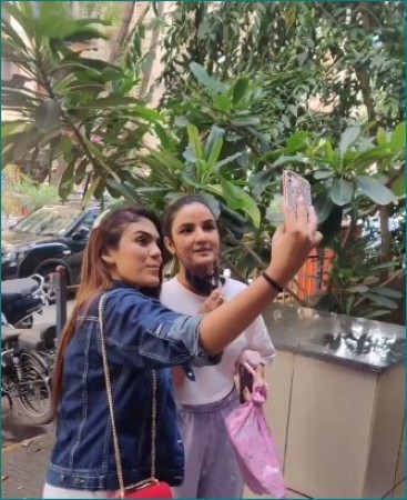 VIDEO: Suddenly fan took a photo and did something that flew Jasmin Bhasin's senses