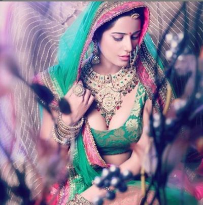 Poonam Pandey shares a photo with her Boyfriend; users say: 'Don't put video with it...'