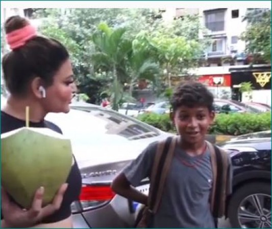 VIDEO: गरीब बच्चे को नारियल पानी पिलाती नजर आईं राखी सावंत