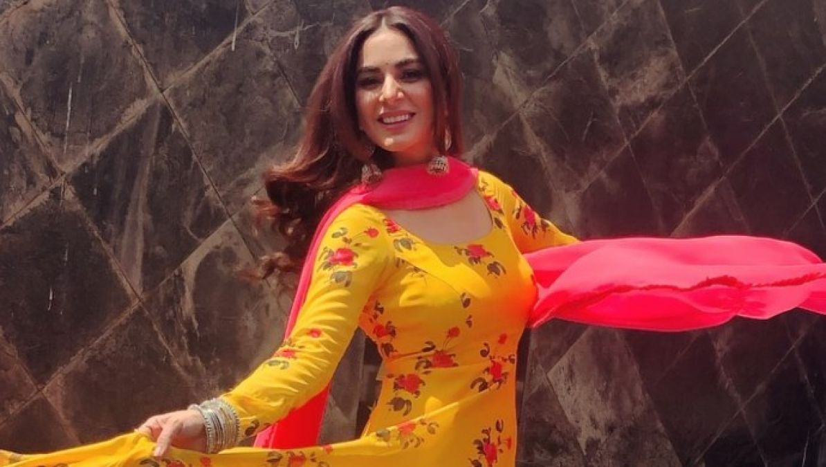 These pictures of Shraddha Arya will make you crave for a beach vacation