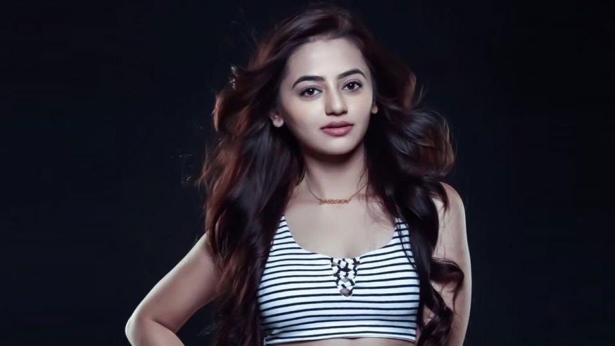 Helly is winning hearts of her fans with her stylish look and acting