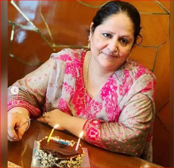 In a special way, Hina Khan celebrated her mother's birthday!