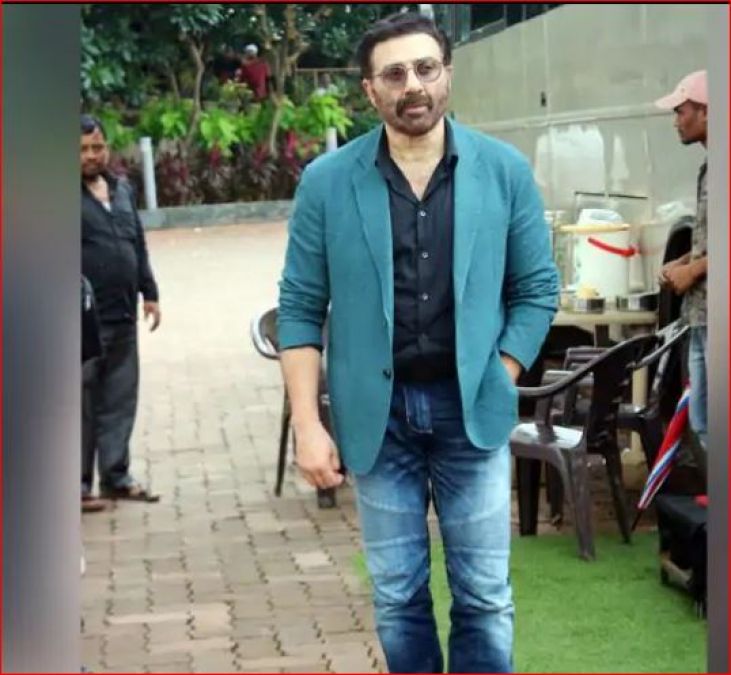 Karan Deol arrived on Kareena's show to promote his debut film!