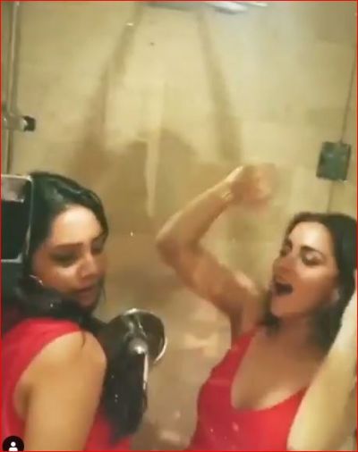 Shraddha Arya, seen dancing with a friend in the bathroom, watch the video!